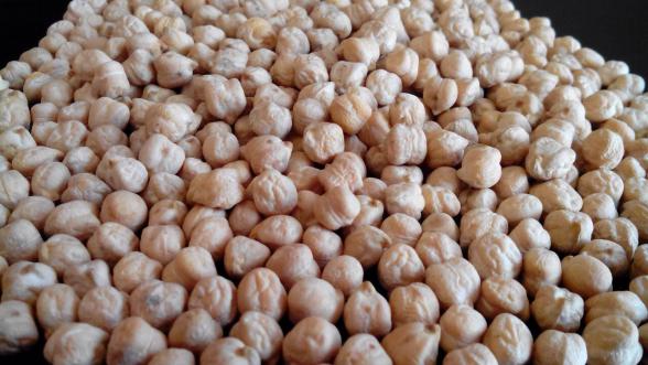 روشن شدن پوست صورت با نخود سفید